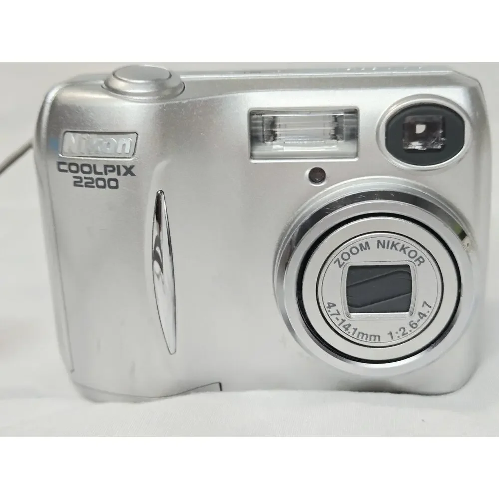 Nikon CoolPix E2200 3.2MP Compact Digital Camera Zoom Silver Works! Retro Vtg